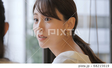 ビジネス 友達 女性 昼休み 休憩 話す ビジネス 友達 女性 昼休み 休憩 話す 68215619