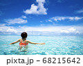 海で泳ぐ女性　美しい水平線 68215642
