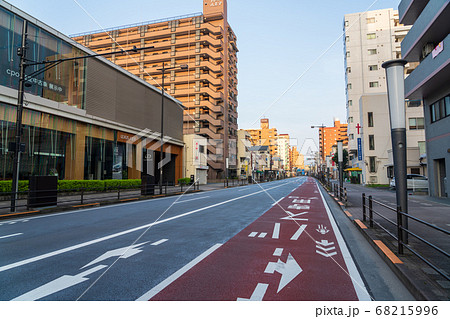 自転車走行レーン　早朝の甲州街道 68215996