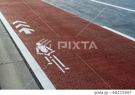 自転車走行レーン　早朝の甲州街道 68215997