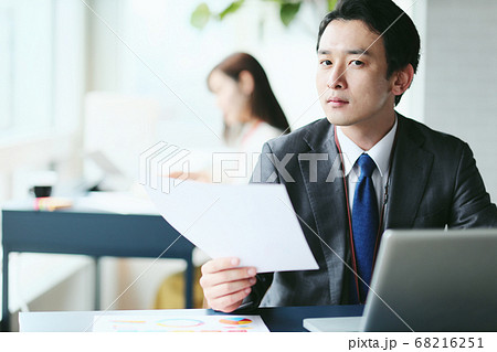 ビジネスシーン　男性 68216251