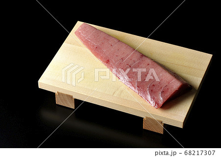 寿司台に置かれた中トロの柵を黒背景で撮影 寿司台に置かれた中トロの柵を黒背景で撮影 68217307