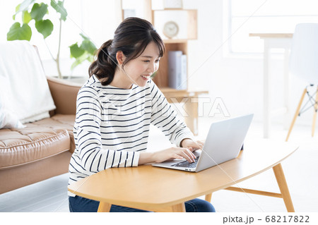 ライフスタイル　床に座りノートパソコンを見る女性 68217822