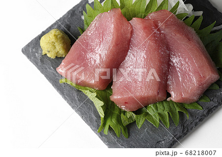 スレートプレートの上には大根のツマ、大葉、ワサビそして中トロのお刺身が乗っています(白背景、俯瞰) スレートプレートの上には大根のツマ、大葉、ワサビそして中トロのお刺身が乗っています(白背景、俯瞰) 68218007