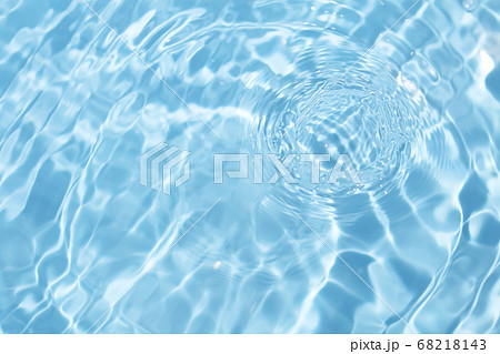 水 波 ブルー 夏 テクスチャ 背景 68218143