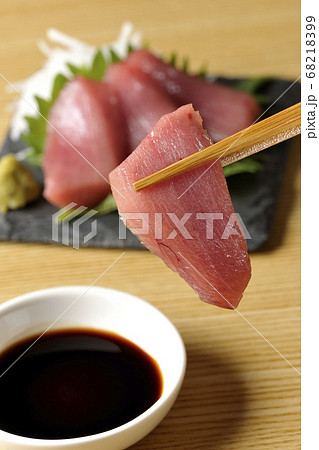 スレートプレートに盛り付けられている中トロのお刺身を食べる。 68218399