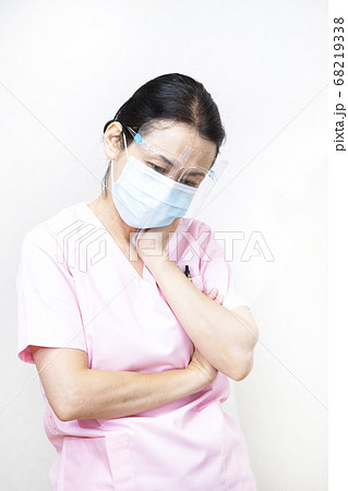 フェイスシールドとマスクを身につけた医療関係者 68219338