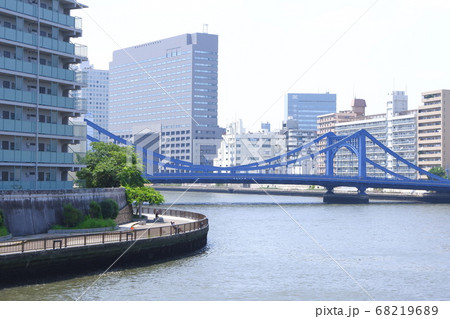 清洲橋と隅田川と高層ビル 68219689
