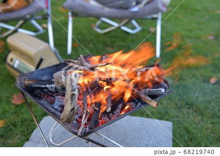 キャンプ　焚火 68219740