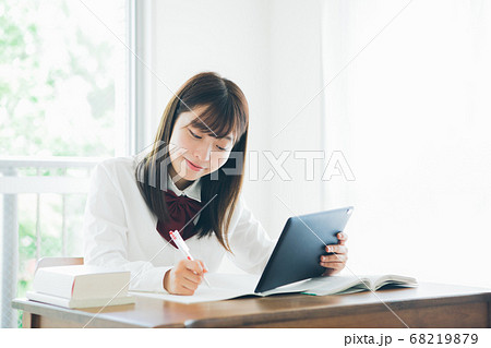 タブレットを見ながら勉強をする高校生 タブレットを見ながら勉強をする高校生 68219879