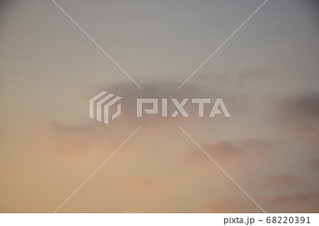 茜色に染まる朝焼け雲　　日の出前の朝焼け雲 68220391