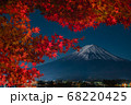 紅葉の額縁 68220425