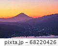 朝日と共に浮き出る富士山 68220426