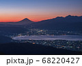 朝日と共に浮き出る富士山 68220427