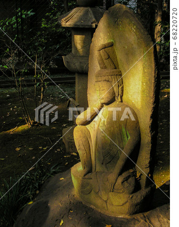 夕日に映える石仏 68220720