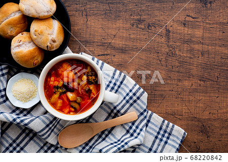 カップスープとクルミパンの食卓イメージ 68220842