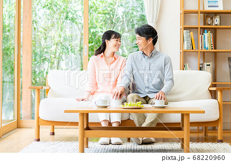 リビングでくつろぐミドルの夫婦 リビングでくつろぐミドルの夫婦 68220960