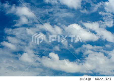 青空に大量の雲 68221323