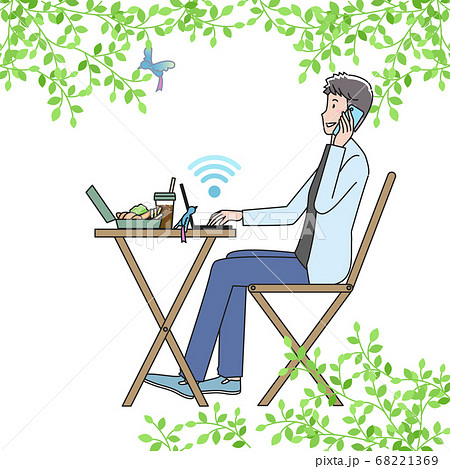 ワーケーションをする若い男性 68221369