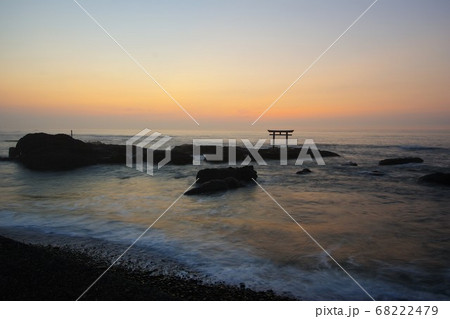 夜明け前の神磯の鳥居/茨城県大洗町 夜明け前の神磯の鳥居/茨城県大洗町 68222479