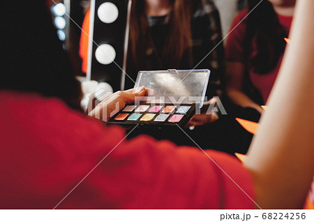 makeup. The process of applying makeup will begin. makeup. The process of applying makeup will begin. 68224256