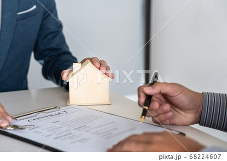 Real estate agent are presenting home loan and Real estate agent are presenting home loan and 68224607