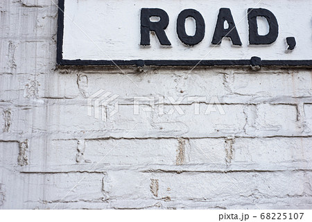 道先案内　道路標識　ロンドンの街並み 68225107