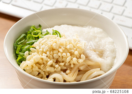 ぶっかけうどん(冷)。トッピングは、長芋とろろ･天かす･青ねぎ。写真奥にはキーボード。 68225108
