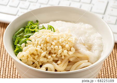 ぶっかけうどん(冷)。トッピングは、長芋とろろ・天かす・青ねぎ。写真奥にはキーボード。 ぶっかけうどん(冷)。トッピングは、長芋とろろ・天かす・青ねぎ。写真奥にはキーボード。 68225109