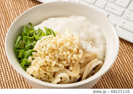 ぶっかけうどん(冷)。トッピングは、長芋とろろ･天かす･青ねぎ。写真奥にはキーボード。 68225110