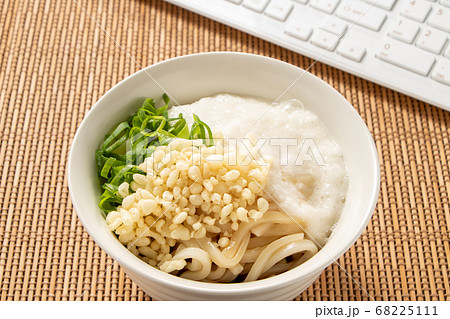 ぶっかけうどん(冷)。トッピングは、長芋とろろ・天かす・青ねぎ。写真奥にはキーボード。 ぶっかけうどん(冷)。トッピングは、長芋とろろ・天かす・青ねぎ。写真奥にはキーボード。 68225111