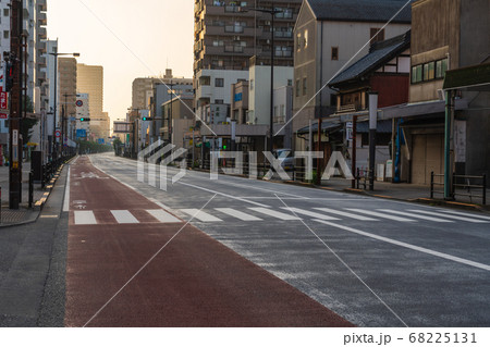 東京都 八王子市 早朝の甲州街道 東京都 八王子市 早朝の甲州街道 68225131