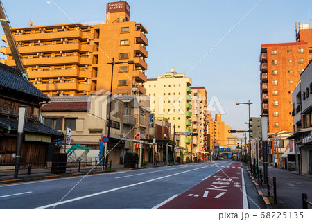 東京都　八王子市　早朝の甲州街道 68225135