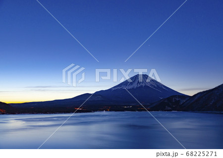 夜明けの富士山、山梨県本栖湖にて 68225271