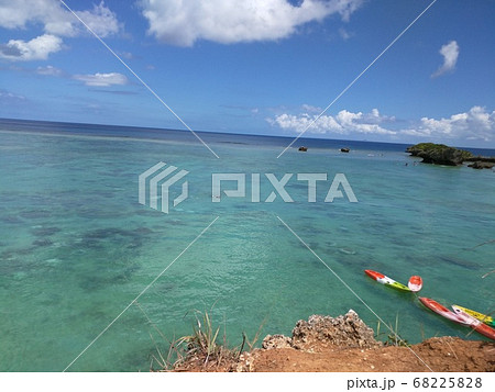 エメラルドグリーンの海に浮かぶカヌー エメラルドグリーンの海に浮かぶカヌー 68225828