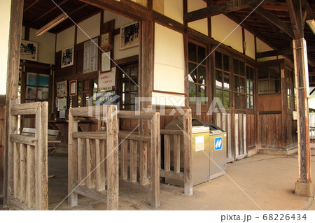 JR因美線にある美作滝尾駅の木造駅舎で無人駅だが木製の改札口が設置されている 68226434
