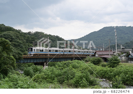 波多川を渡り新宿へ向かう小田急線急行電車 波多川を渡り新宿へ向かう小田急線急行電車 68226474