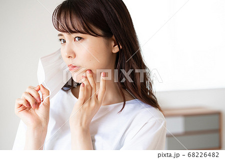 マスクのため肌荒れを気にする若い女性 歯痛 68226482
