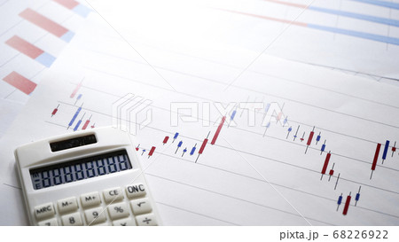 株式のチャート　資産運用　投資信託 68226922