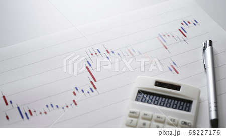 株式のチャート　資産運用　投資信託 68227176