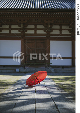 東寺と木漏れ日と和傘 68227553