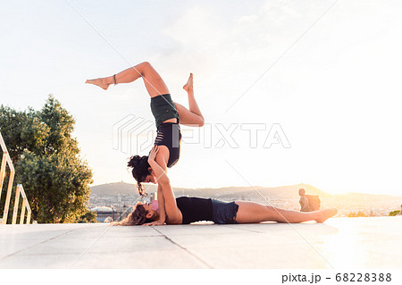 Two Beautiful Women Doing Acroyoga In The Cityの写真素材 62