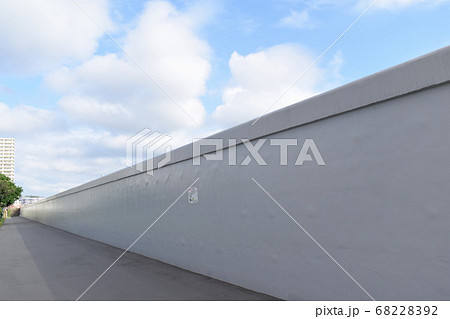 高くて長い壁 高くて長い壁 68228392