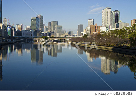 大阪市中央区の天満橋から中之島方向を見た風景。 68229082
