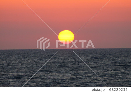 沈む太陽の写真素材