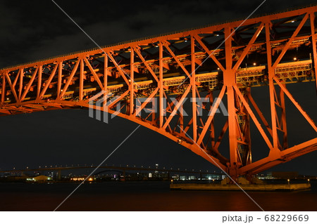 世界最大級のゲルバートラス橋である阪神高速の港大橋、水平線近くにあべのハルカスと通天閣 世界最大級のゲルバートラス橋である阪神高速の港大橋、水平線近くにあべのハルカスと通天閣 68229669