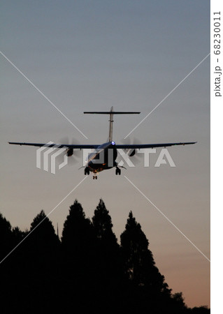 夕暮れの着陸 夕暮れの着陸 68230011