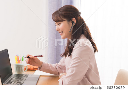 テレワークでノートPCを使ってWEB会議する若い女性 テレワークでノートPCを使ってWEB会議する若い女性 68230029