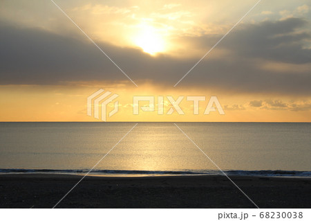 雲から除く朝日と浜辺 雲から除く朝日と浜辺 68230038