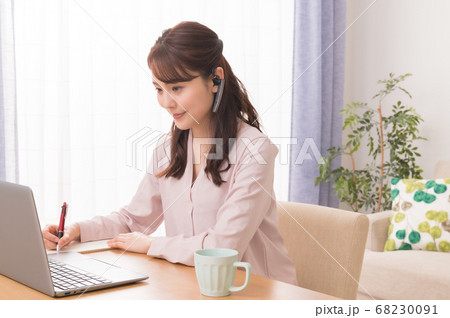 テレワークでノートPCを使ってWEB会議する若い女性 テレワークでノートPCを使ってWEB会議する若い女性 68230091